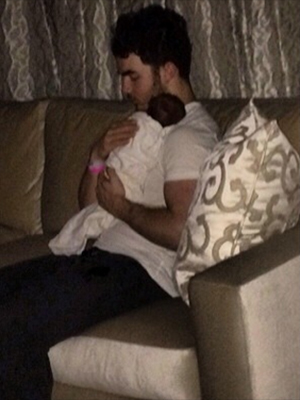 Kevin Jonas passa a noite em claro com a filha