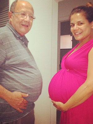 Nívea Stelmann compara sua barriga de grávida com a do seu pai