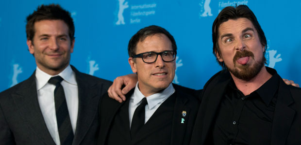 Christian Bale faz careta ao posar com Bradley Cooper, confira!