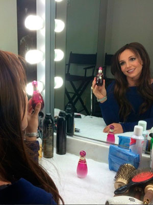 Britney Spears aparece morena para divulgar perfume