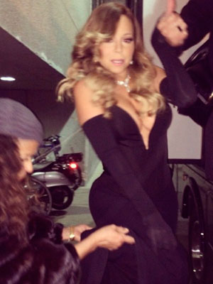 Mariah Carey usa decote ousado em evento