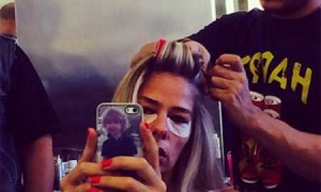 Adriane Galisteu divulga foto <i>selfie</i> com adesivos no rosto