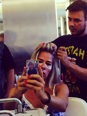Adriane Galisteu divulga foto <i>selfie</i> com adesivos no rosto