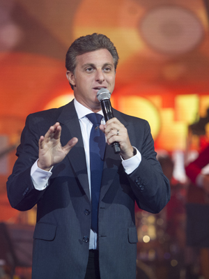 Luciano Huck dá 900 reais de gorjeta para taxista