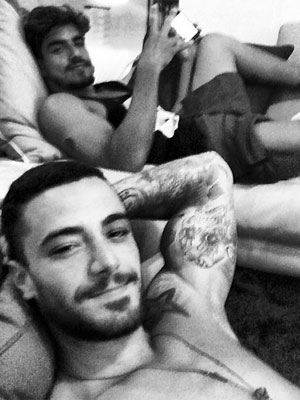Sem camisa, Felipe Titto relaxa ao lado de Caio Castro