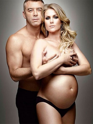 Sem sutiã e apenas de calcinha, Ana Hickmann exibe o barrigão em ensaio