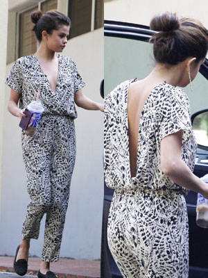 Selena Gomez aparece com decote profundo após <i>rehab</i>