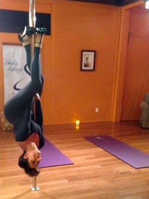 Kim kardashian posta foto da mãe fazendo <i>pole dance</i>