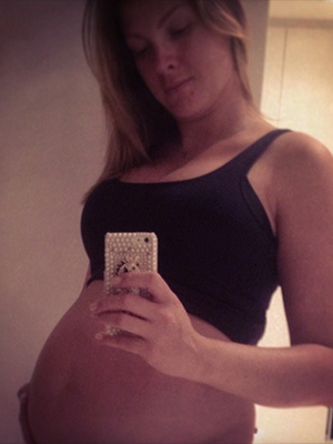 Sem maquiagem, Ana Hickmann exibe o barrigão