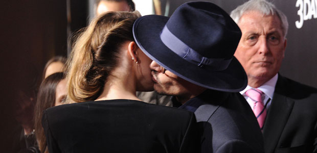 Johnny Depp beija Amber Heard em première, veja aqui!