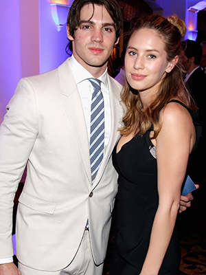 Suposto antigo <i>affair</i> de Robert Pattinson termina namoro com ator de <i>Vampire Diaries</i>