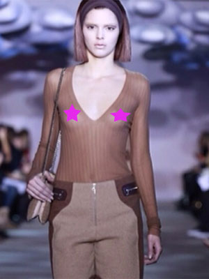 Kendall Jenner exibe os seios durante desfile em Nova York. Confira aqui!