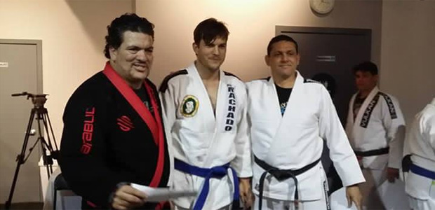 Ashton Kutcher muda de faixa no <i>jiu-jitsu</i>
