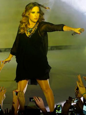 Grávida de cinco meses, Wanessa faz <i>show</i> e dança muito em casa noturna