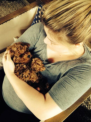 Kelly Clarkson treina cuidar de bebê com cachorrinho