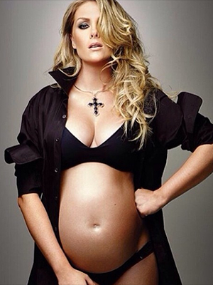 Ana Hickmann faz carão e posa sensual com o barrigão de fora