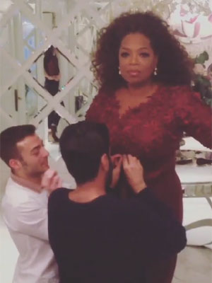 Oprah Winfrey é <i>costurada em vestido</i> para o <i>BAFTA</i>, confira!