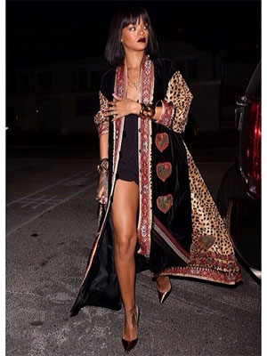 Rihanna usa <i>look</i> ousado e posta foto, veja aqui!