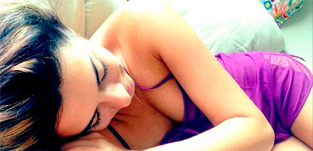 Fernanda Paes Leme posa usando camisola decotada, veja a foto!