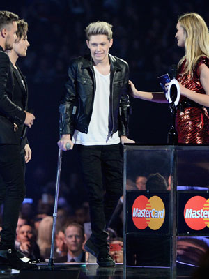 Niall Horan, da <i>One Direction</i>, comparece a premiação de muletas