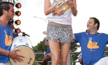 Adriane Galisteu cai no samba em São Paulo