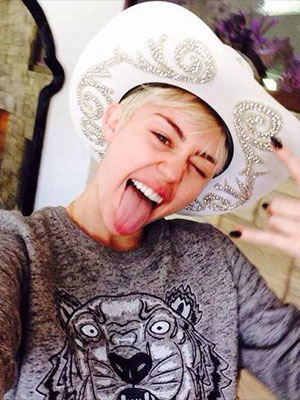 Miley Cyrus rebate críticas afirmando ser um ótimo exemplo de educação para crianças