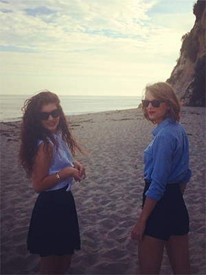 Taylor Swift e Lorde passeiam em praia na Austrália