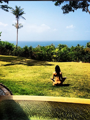 Michelle Rodrigues posta foto meditando sem roupas
