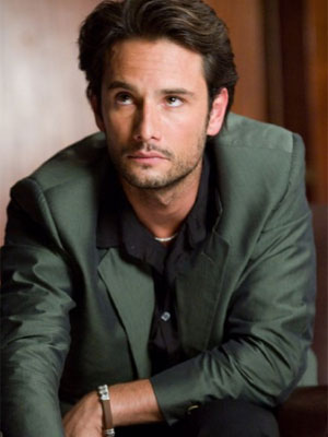 Apesar de emplacar no exterior, Rodrigo Santoro afirma ganhar o piso salarial