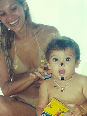Flávia Alessandra revira o baú para homenagear a filha