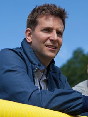 Bradley Cooper é flagrado com anel e levanta suspeitas de noivado