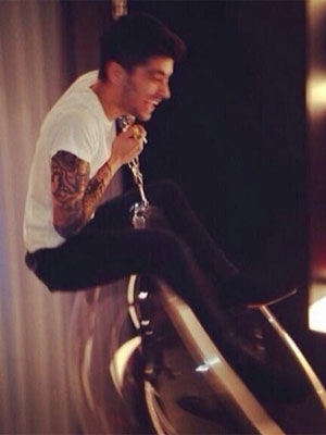 Zayn Malik, da <i>One Direction</i>, imita Miley Cyrus e brinca com uma <i>Wrecking Ball</i>. Confira!