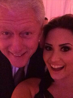 Demi Lovato tira foto <i>selfie</i> com Bill Clinton