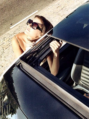Deborah Secco posa de olhos fechados ao tomar sol: <i>Gratidão!!!</i>