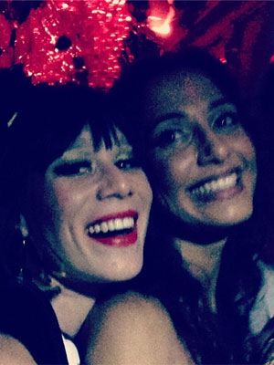 Mariana Ximenes curte baile de Carnaval com Camila Pitanga