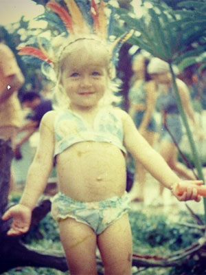Angélica relembra Carnaval como Índia na infância com foto