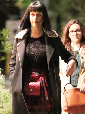Após boatos sobre término com John Mayer, Katy Perry é flagrada sem aliança