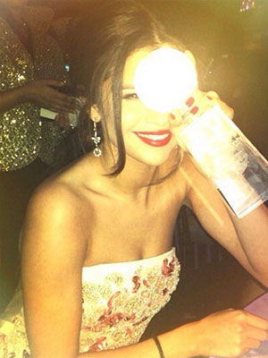 Selena Gomez ganha prêmio de <i>Jovem Visionária</i> e agradece Demi Lovato