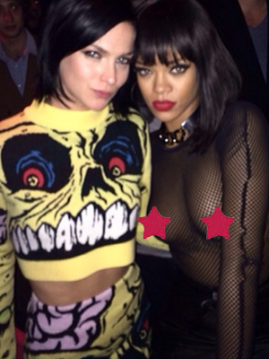 Rihanna comparece a festa com blusa transparente e seios à mostra