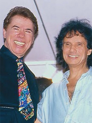 Roberto Carlos aparece com Silvio Santos em foto antiga