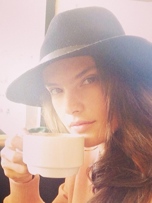 Alessandra Ambrósio posta foto com cara de sono e sem maquiagem