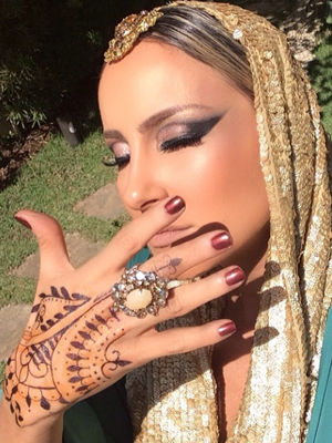 Claudia Leitte compartilha foto com <i>look</i> indiano