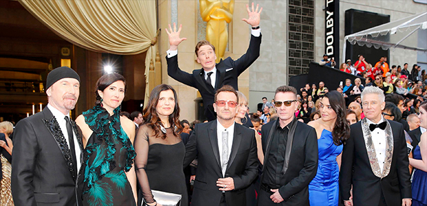 Ator de <i>Sherlock</i> invade foto de <i>U2</i> no <i>Oscar</i>, veja!