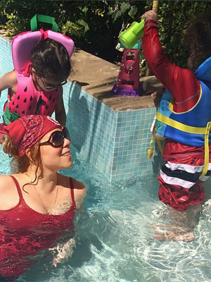 De bandana, Mariah Carey curte piscina com os filhos