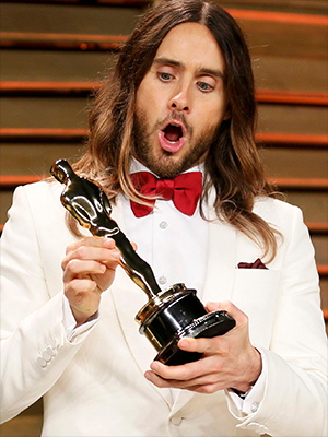 Jared Leto guarda seu <i>Oscar</i>, já quebrado, na cozinha