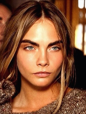 Cara Delevingne estrelará nova série com Matthew Perry no elenco, saiba mais!