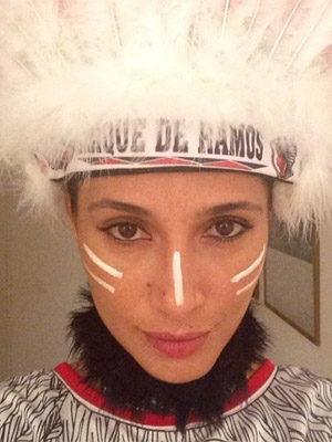 Camila Pitanga publica foto com cocar de índio