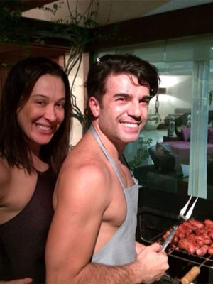 Cláudia Raia posa sem maquiagem ao lado do namorado fazendo churrasco