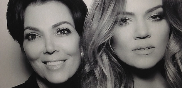 Khloé Kardashian diz que sua mãe está tentando copiar ela e Kim