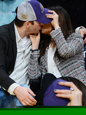 Mila Kunis dá beijo em Ashton Kutcher e exibe anel de noivado, confira!